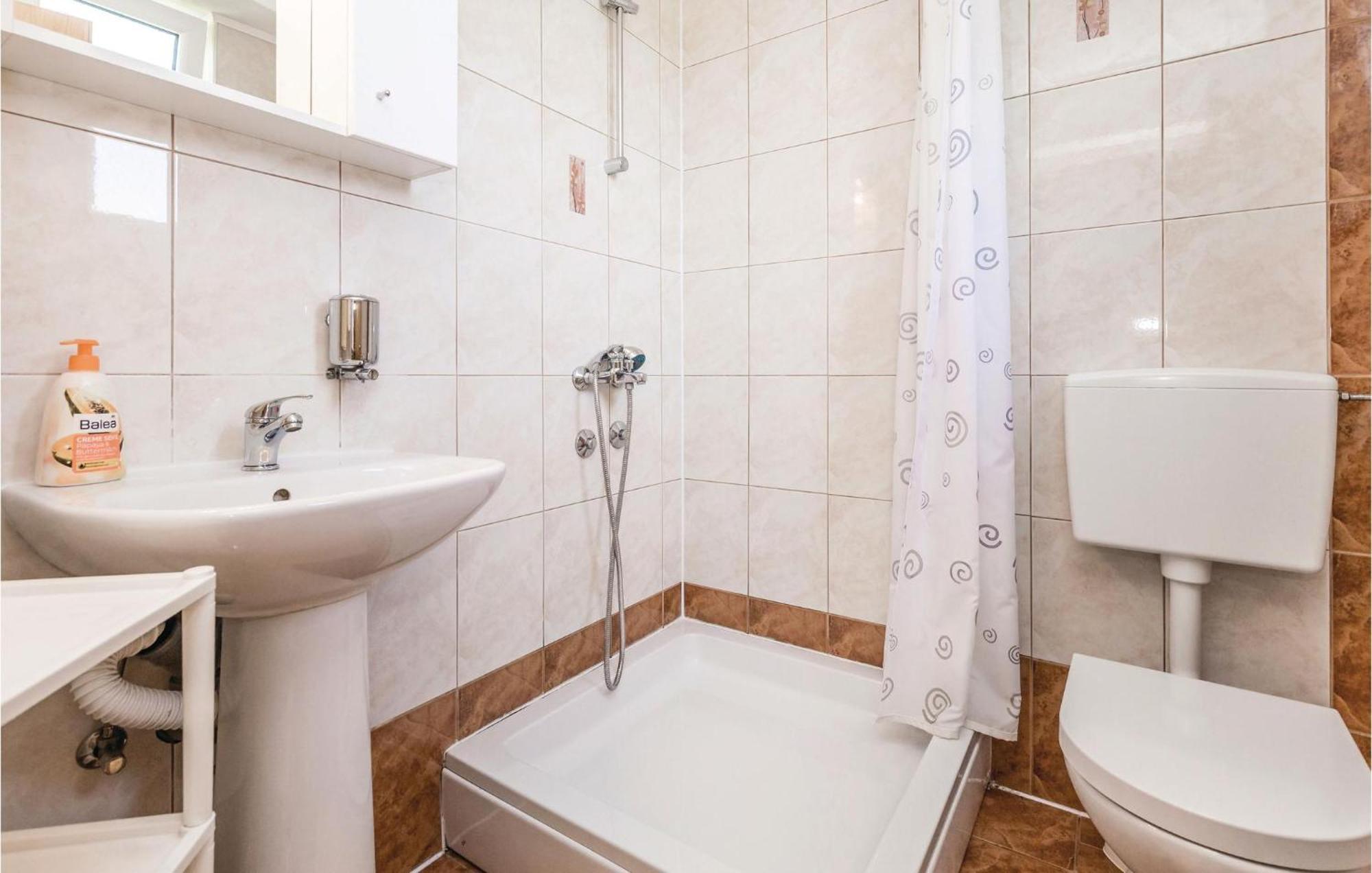 2 Bedroom Cozy Home In Licko Lesce Екстер'єр фото