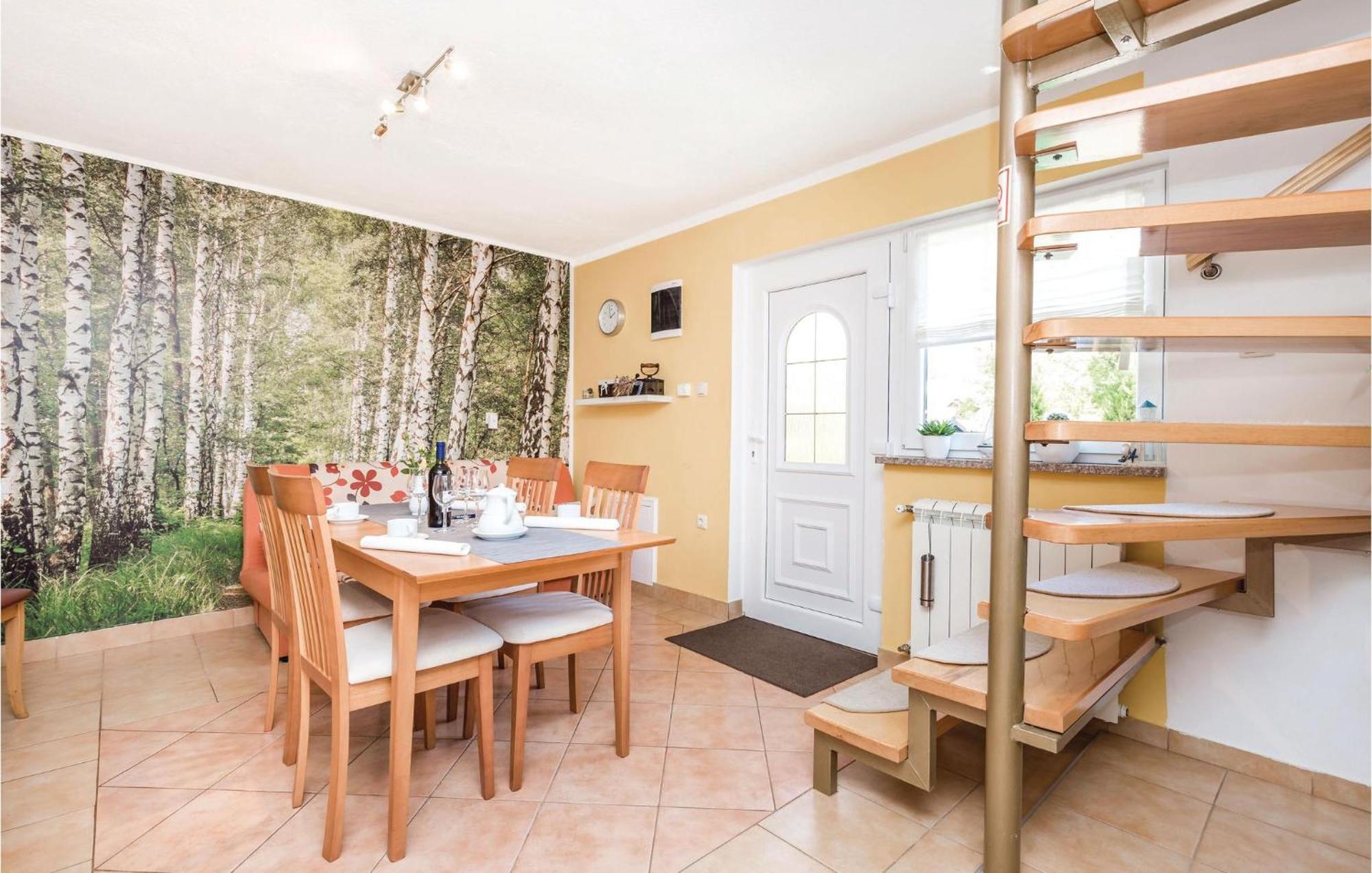 2 Bedroom Cozy Home In Licko Lesce Екстер'єр фото