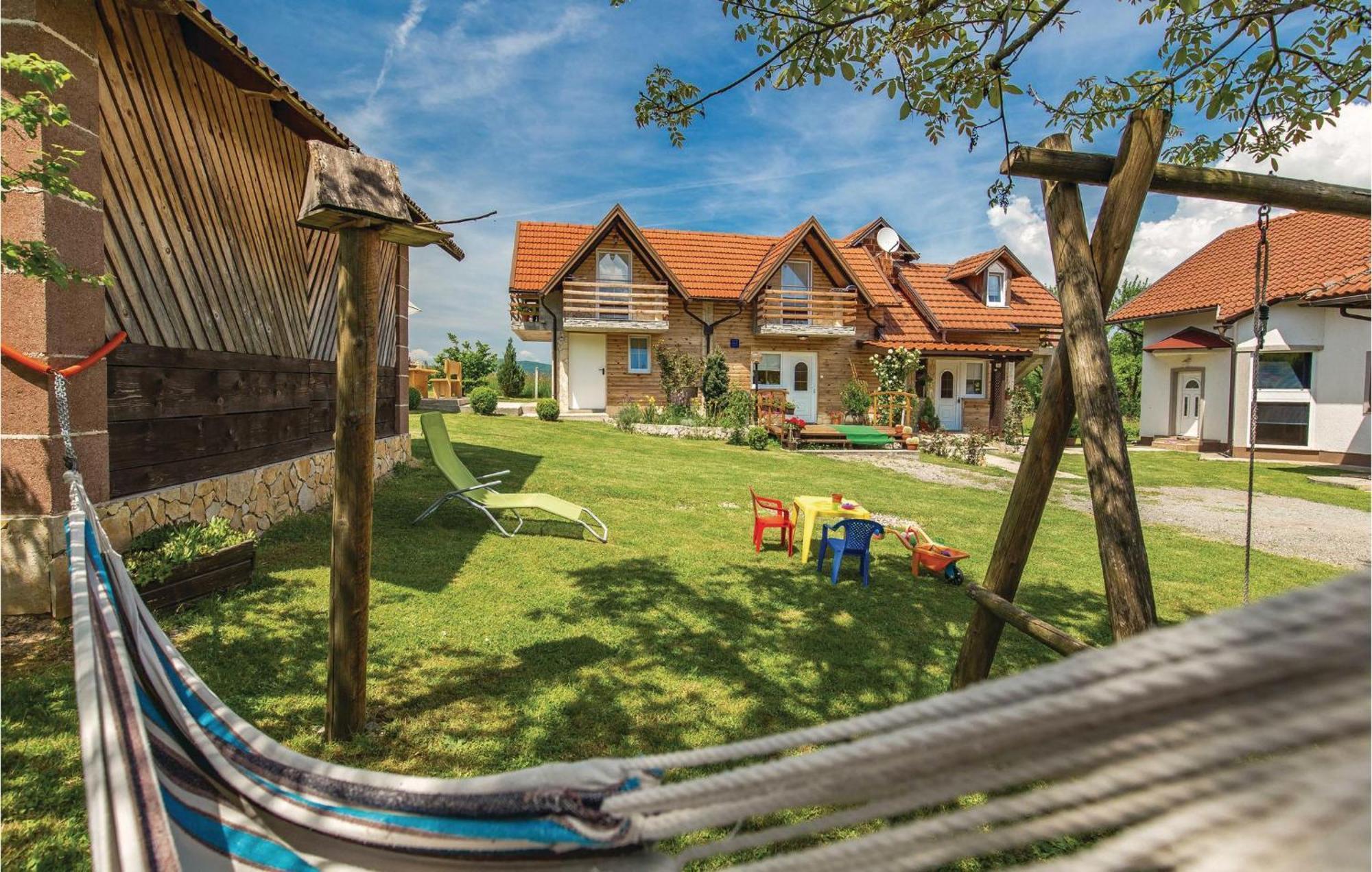 2 Bedroom Cozy Home In Licko Lesce Екстер'єр фото