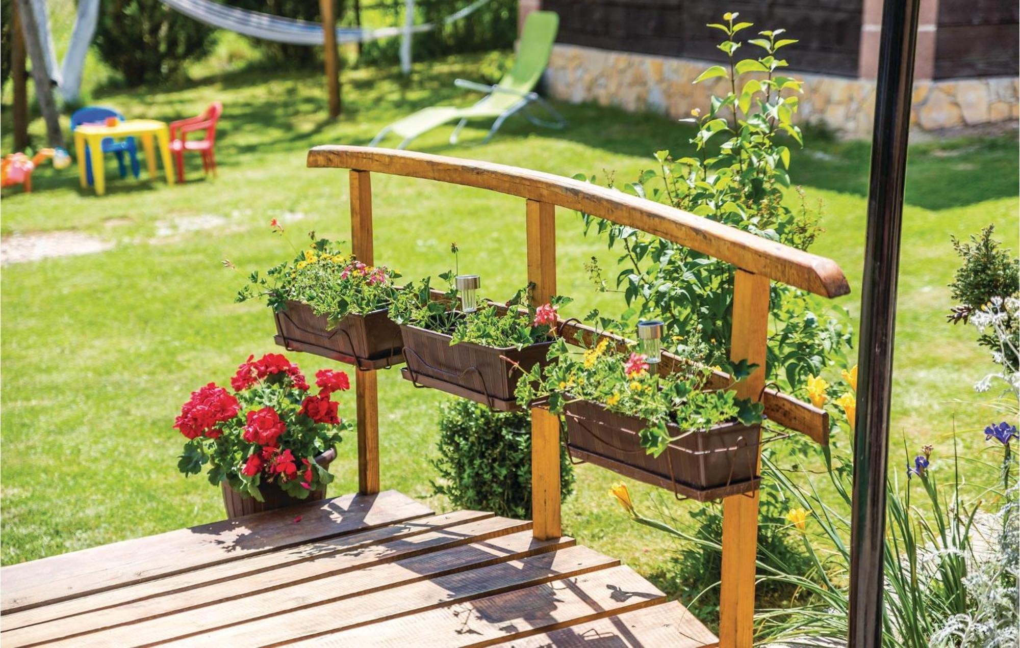2 Bedroom Cozy Home In Licko Lesce Екстер'єр фото