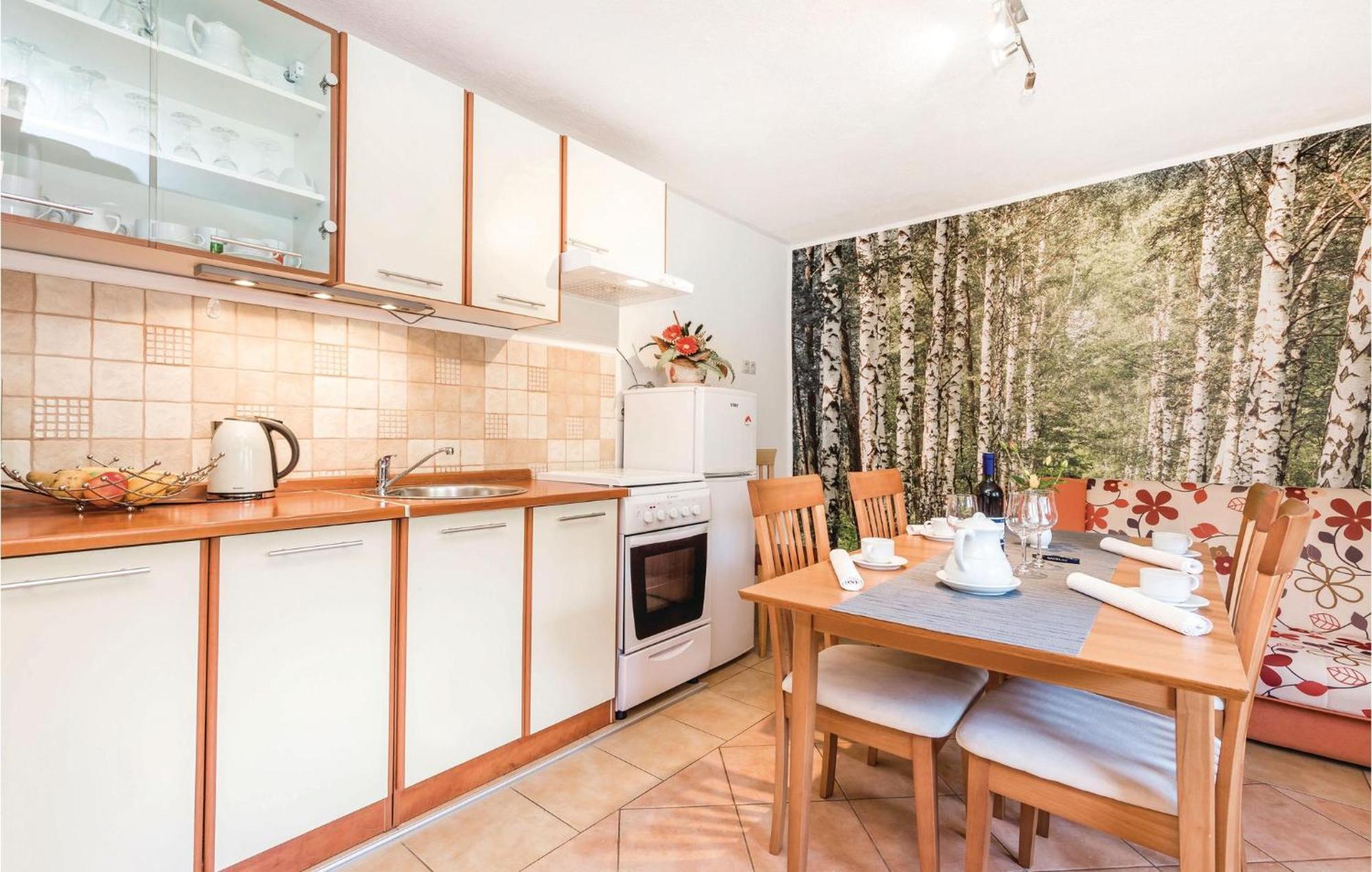 2 Bedroom Cozy Home In Licko Lesce Екстер'єр фото