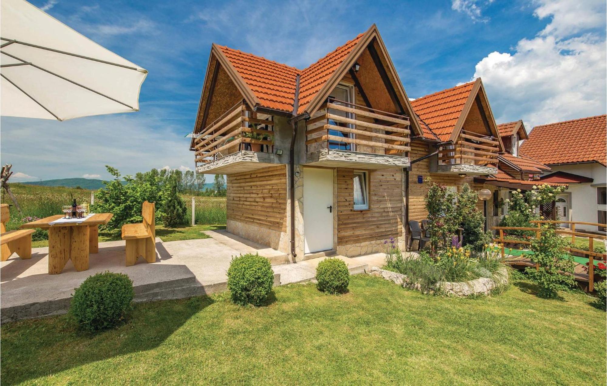 2 Bedroom Cozy Home In Licko Lesce Екстер'єр фото