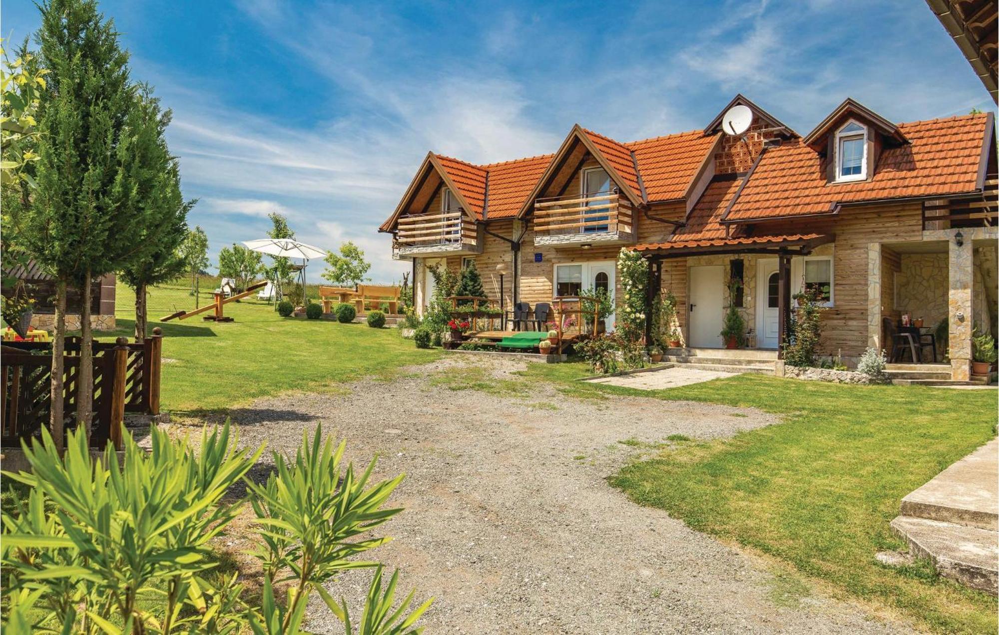 2 Bedroom Cozy Home In Licko Lesce Екстер'єр фото