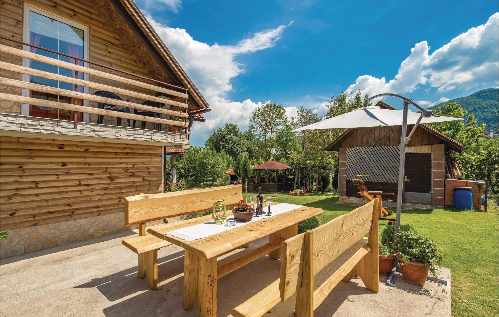 2 Bedroom Cozy Home In Licko Lesce Екстер'єр фото