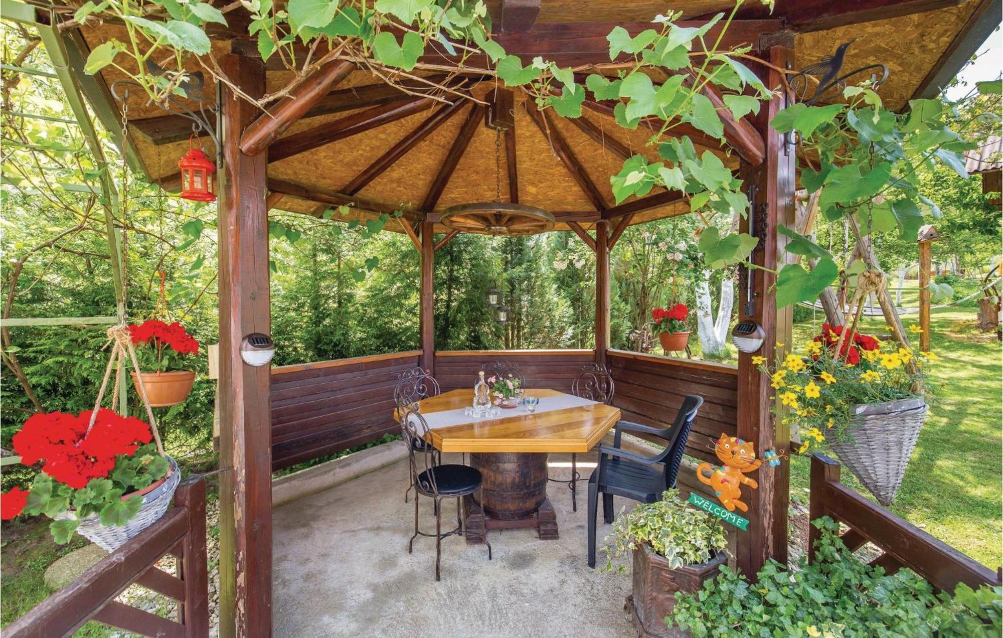 2 Bedroom Cozy Home In Licko Lesce Екстер'єр фото