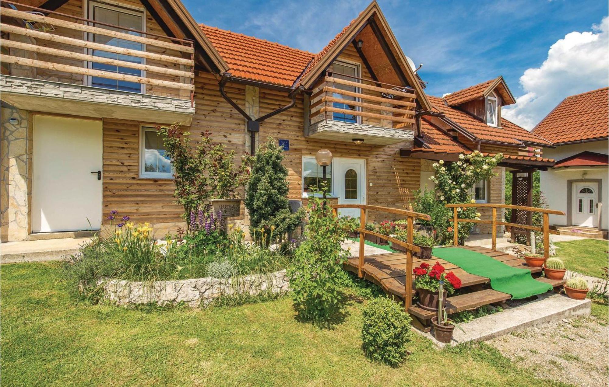 2 Bedroom Cozy Home In Licko Lesce Екстер'єр фото
