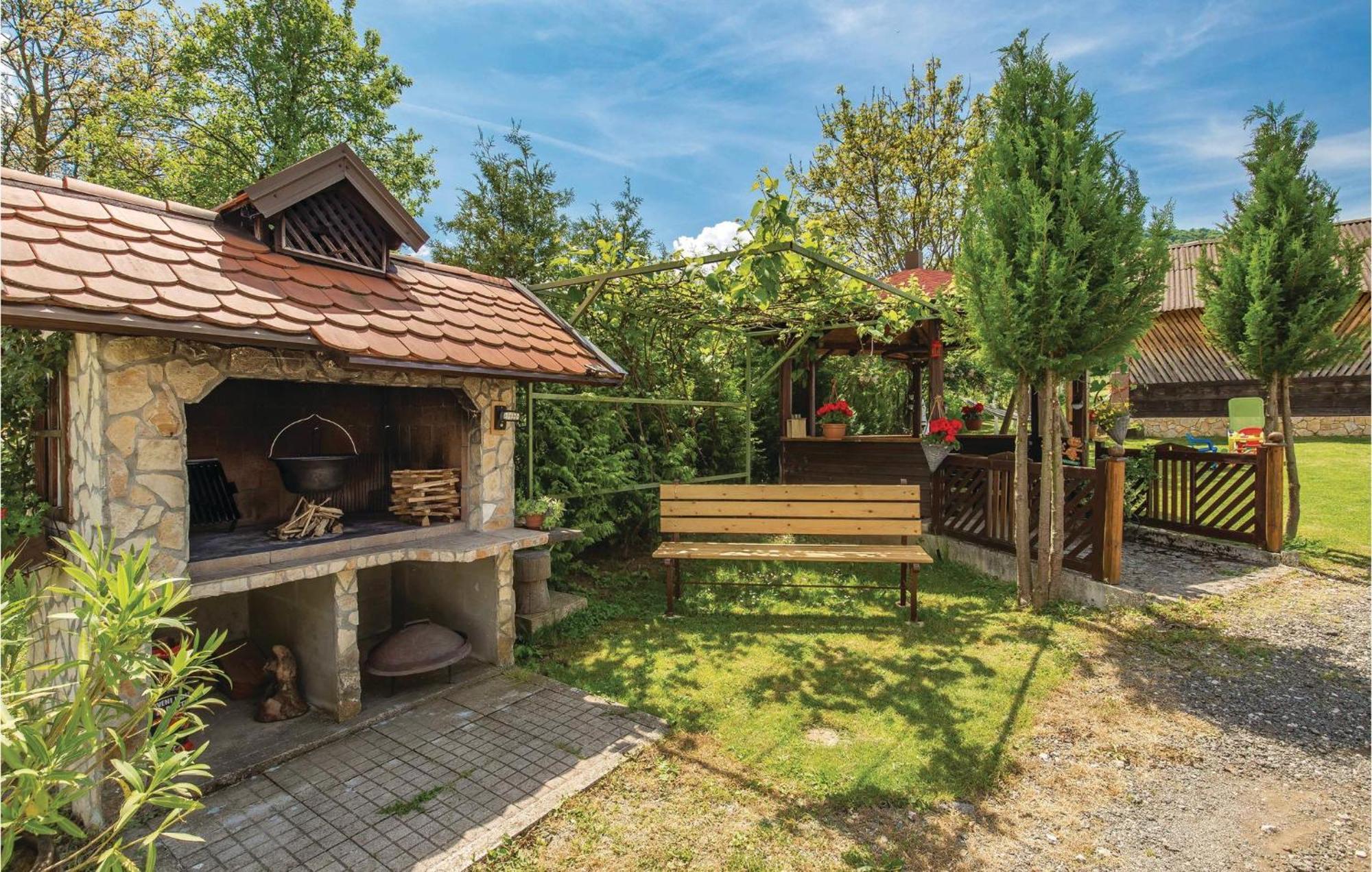 2 Bedroom Cozy Home In Licko Lesce Екстер'єр фото