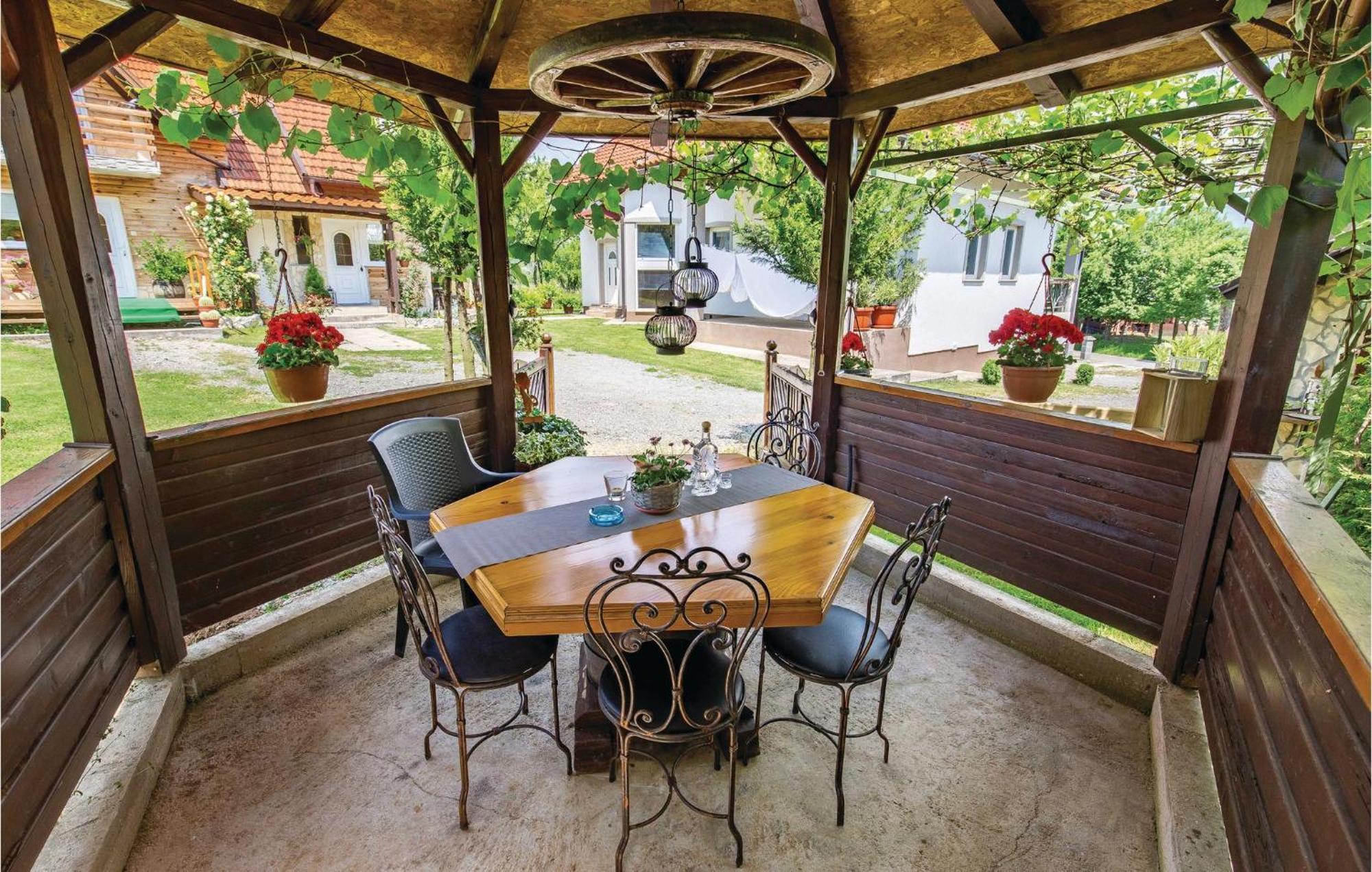 2 Bedroom Cozy Home In Licko Lesce Екстер'єр фото