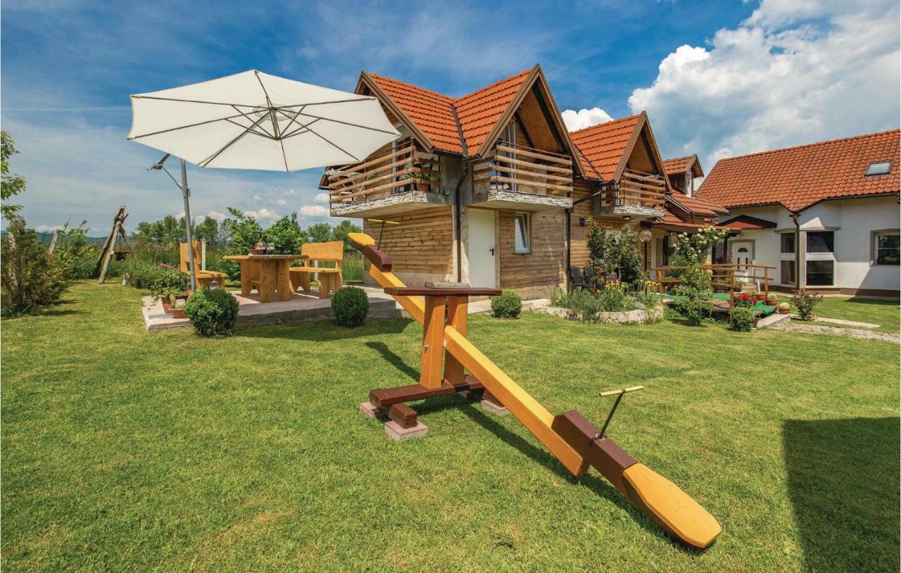 2 Bedroom Cozy Home In Licko Lesce Екстер'єр фото